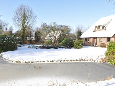 Giethoorn Lodge, luxury thatched cottage. Electric sloop for rent