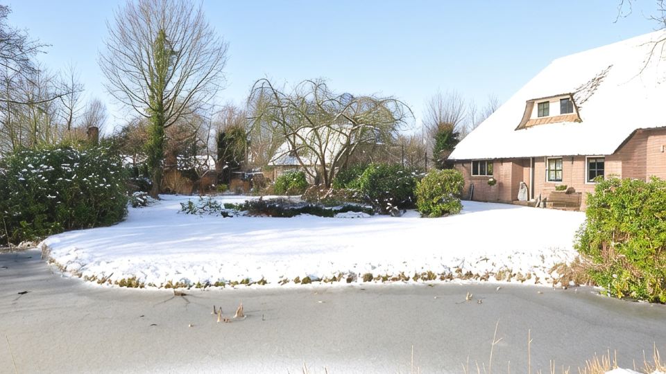 Giethoorn Lodge, luxury thatched cottage. Electric sloop for rent