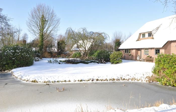 Giethoorn Lodge, luxury thatched cottage. Electric sloop for rent