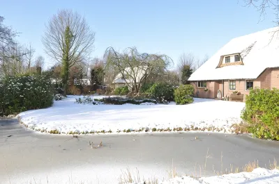 Giethoorn Lodge, luxury thatched cottage. Electric sloop for rent Hotéis em 