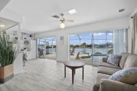 Lakefront Pool Home-Venice, FL - Homestays