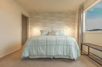 Stunning Surfers 4 Bedroom Beach House - Homestays