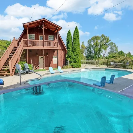 Incredible Farmhouse,18 Acres, Pool, 7 King Bds, Near Helen, Tiny Weddings!
