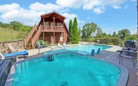 Incredible Farmhouse,18 Acres, Pool, 7 King Bds, Near Helen, Tiny Weddings!