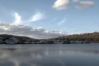 Wake up with the lake as your front yard!  3bd/1bth with land access & boat slip - Homestays