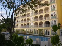 On Dover Beach, close to golf, surfing and much more. Discounts available - Pools