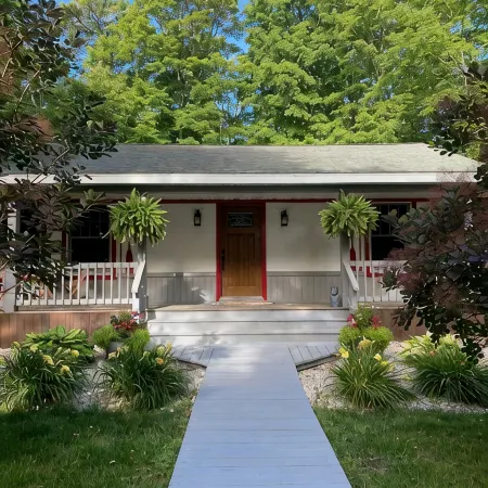 Cozy cottage tucked in the woods. 5 minutes from Cave Point and Whitefish Dunes.