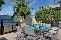 Sunny Mid-Century Modern Beauty! Stunning Pool, Spa & Mountain Views! - Mountain view