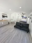 Modern & Stylish studio with private entry and parking. - Homestays