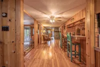 Tall pines cabin with chimney at "Upper Canyon" - ชาเลต์