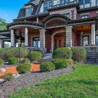 Beautiful 3-bedroom condo just steps from the track and downtown! Hotel Exterior