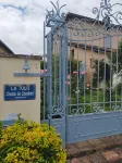 Maisonnette Ideally Located at the Foot of the Napoleon Bridge