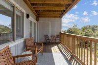 Scenic Caswell Beach! 3 Mins to Beach & Pool. Clean + Conveniently Located - Wifi