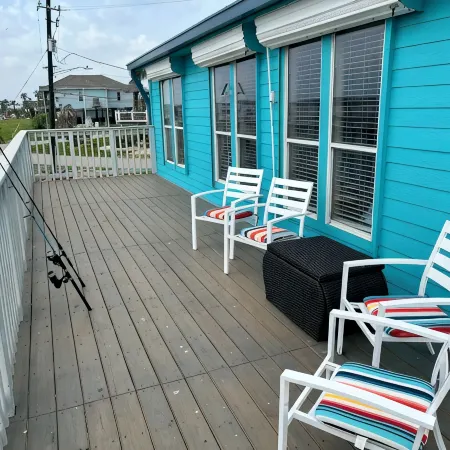 Waterfront 3 Bedroom House, San Leon Tx with Private Fishing Pier Blue Crab Casa