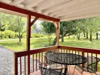 Gene's Retreat, charming lakeside 3 bed 2 bath peaceful home near Ft Gibson Lake - WiFi