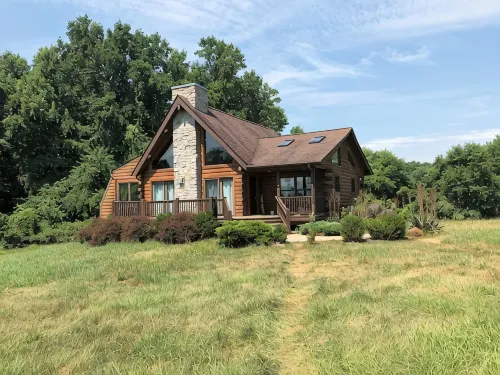 Charming 2-bedroom cabin close to Fair Hill on horse farm