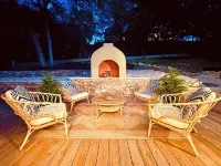 Rock House Retreat w/Hot Tub and Fireplace. Pet Friendly! - อ่างจากุชชี่