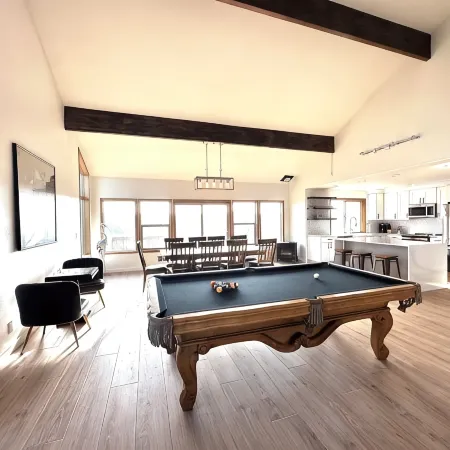 BEACH FRONT Property, 2 King Beds, Pool table, Completely Remodeled Interior!