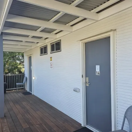Hive Hotel, Moruya