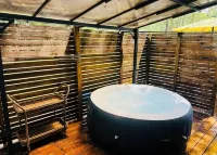 “The Honey Hive” near “The Big Thicket” Cozy Cabin in The Piney-Woods. - 2-Star