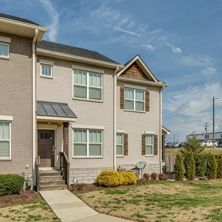 3 King Bedrooms each with private bath, Beautiful Townhouse Minutes to Downtown