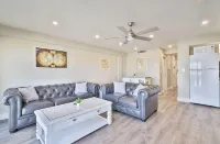 Heart of Daytona 1 bedroom w/kitchen, sleeps 4, private balcony, fireplace, pool - 4-Star