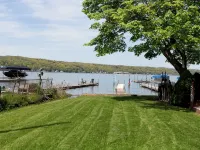 Charming 3-bedroom house in Conesus with lake access and dock for boat Hotels in Conesus