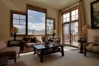 Luxury, END UNIT townhome w/amazing views & privacy. High-end furnishings. Cozy.