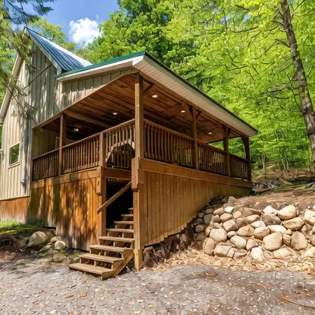 Cabin Close to Town, Private Beach, Parking & Hot Tub