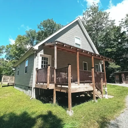 Roomy House on 2 private acres above the cliffs at Summersville Lake
