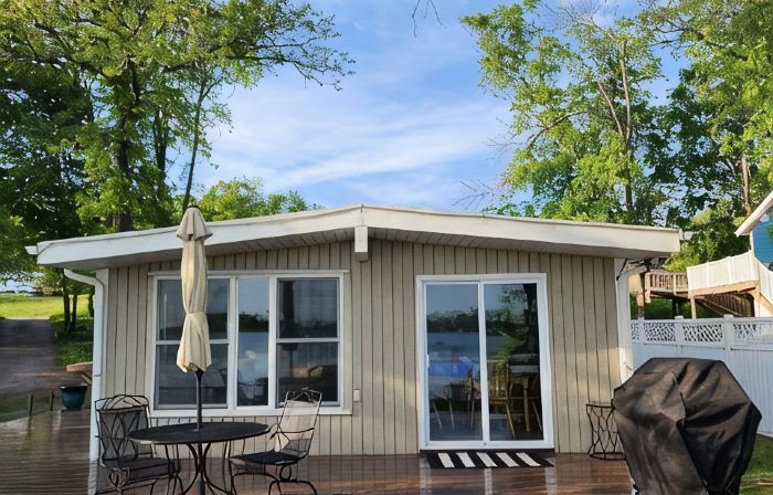 Lake Front, Pontoon, Bunk House