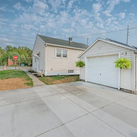 Kingwood Cottage, a beautiful 2-bedroom cottage across from Kingwood