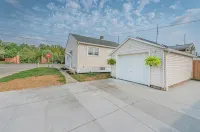 Kingwood Cottage, a beautiful 2-bedroom cottage across from Kingwood