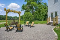 Grange Hill Farmhouse - unwind in wine country, 15 minutes from Lake Michigan - Homestays