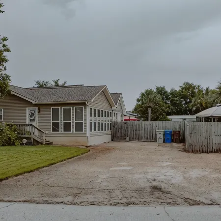 Beautiful 5bd/3ba in Gulf Breeze, Heated Private Pool & Pet Friendly!