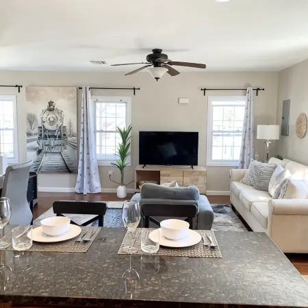 Executive Apt, a short walk to NYC train. King Bed. Free Parking. Central AC.