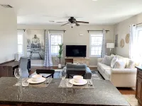 Executive Apt, a short walk to NYC train. King Bed. Free Parking. Central AC.