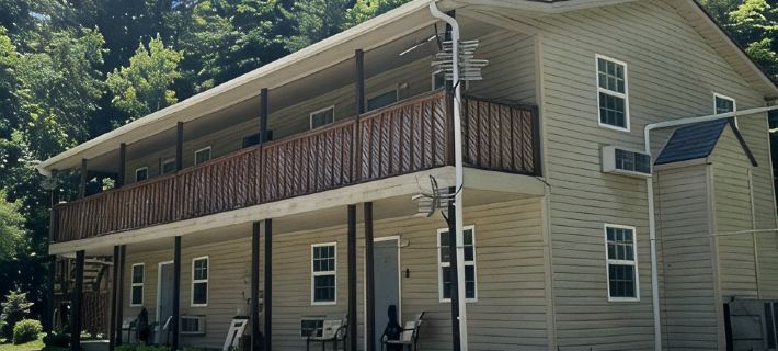 Beautiful 4 unit lodge w/ Hot tub, WiFi, fire pits &  pavilion area with grills Hotels in Powell County