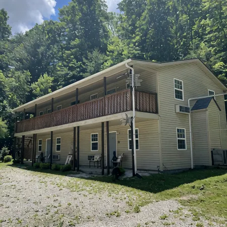 Beautiful 4 unit lodge w/ Hot tub, WiFi, fire pits &  pavilion area with grills
