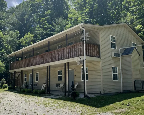 Beautiful 4 unit lodge w/ Hot tub, WiFi, fire pits &  pavilion area with grills Hotels in Powell County