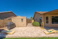 HUGE, heated pool. Family friendly, toys for all!  Big & beautiful backyard! - Private Pools