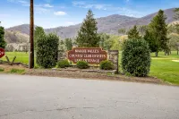 Lovely, One-Story Cabin in a Serene Mountain Country Club - Golf, Fish, and Ski - Chalets
