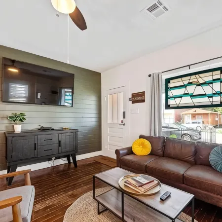 Neon Moon ...Spacious 5-bedroom house steps from Campus and Downtown Lafayette
