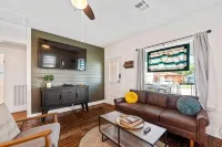 Neon Moon ...Spacious 5-bedroom house steps from Campus and Downtown Lafayette