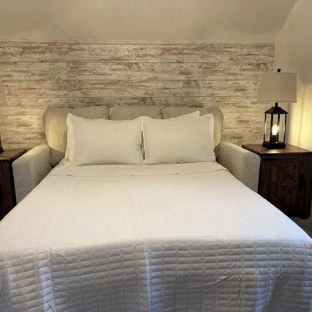 Cozy Retreat • Fireplace Loft •Walk to Park & Lake