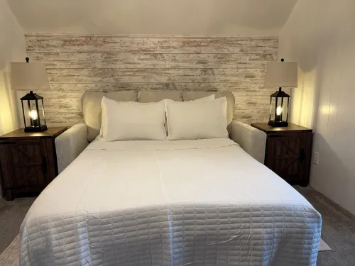 Cozy Retreat • Fireplace Loft •Walk to Park & Lake