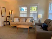 3 Bedroom Victorian Cottage in the Heart of Bar Harbor, Daylily - บังกะโล