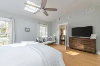 Old Town Bluffton Cottage + Free Golf Cart - Fenced Yard - Downtown - Sleeps 8 - Bathtub