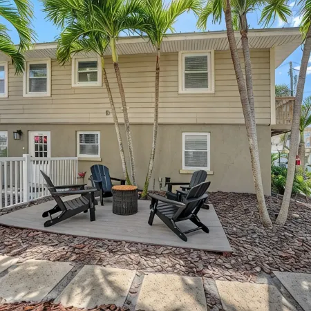 Luxury Beachside Retreat, Only 60 Steps to Siesta Key Public Beach!
