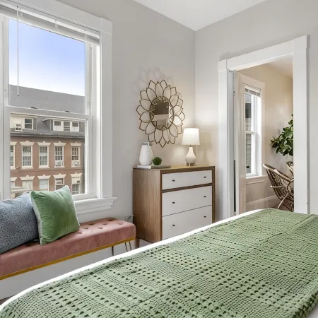Garden Getaway 2BR Minutes to Salem, Beach, and train to Boston! Отели в г. Беверли